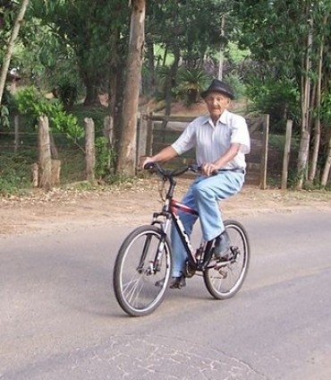 Bikers Rio Pardo | NOTÍCIAS | Aos 100 anos, produtor rural pedala 8km por dia no interior de São Paulo. Piracaia SP