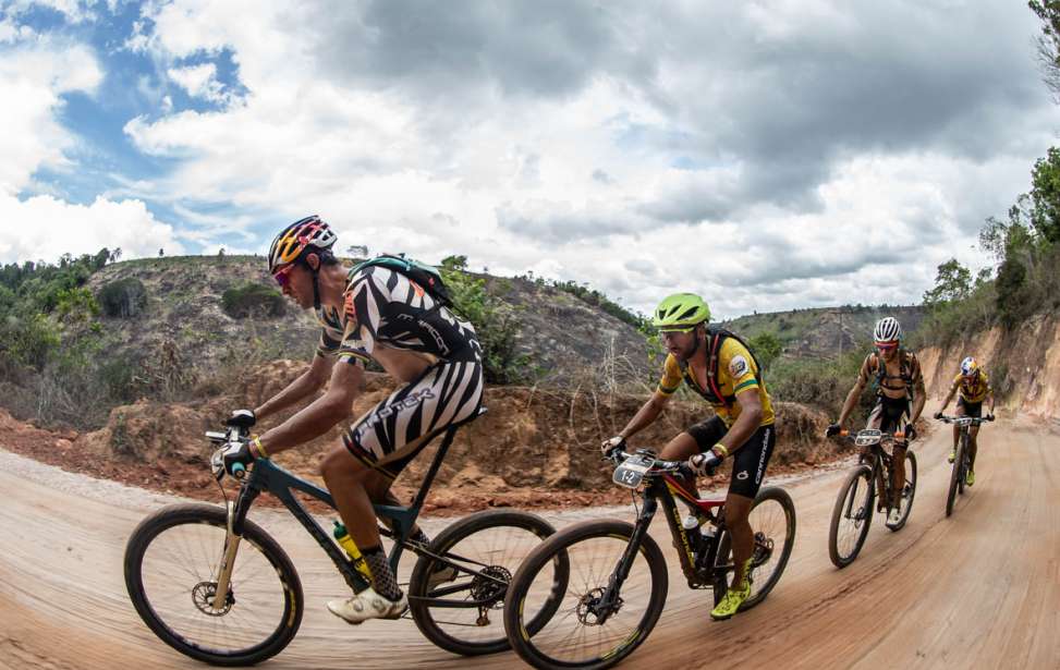 Bikers Rio pardo | Notícia | Líderes Avancini e Fumic fazem marcação cerrada a Ferreira e Becking na quinta etapa da Brasil Ride