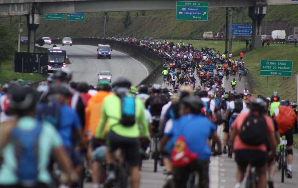 Bikers Rio pardo | Notícia | Milhares de ciclistas 'invadem' e 'param' rodovia de SP rumo ao litoral