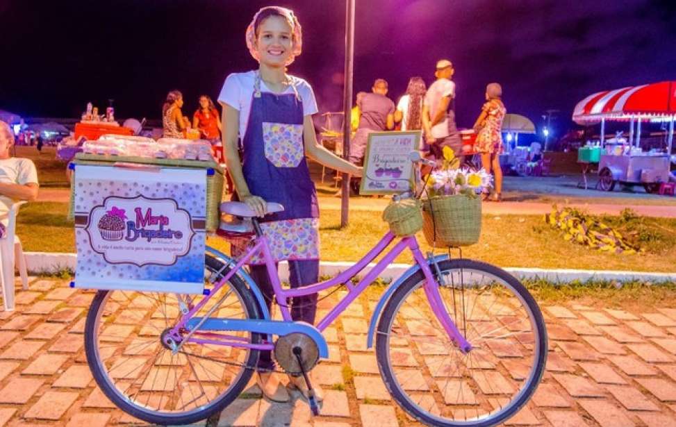 Bikers Rio Pardo | NOTÍCIAS | De bicicleta, universitária do AP vende doces para defender pesquisa em Recife