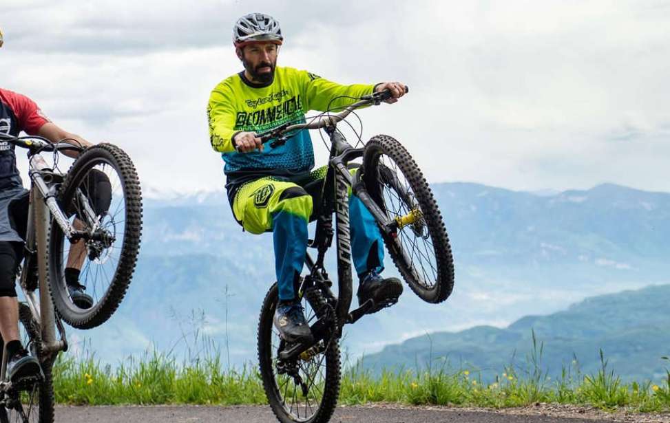 Bikers Rio Pardo | Dicas | Aprenda a empinar sua bike com muito estilo